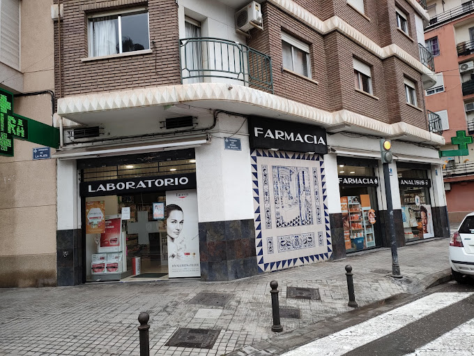 Elvira se vería la fachada de la farmacia